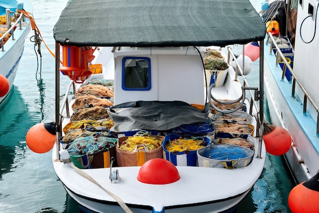 Foto gratuita fisher barca piena di pesci in un porto