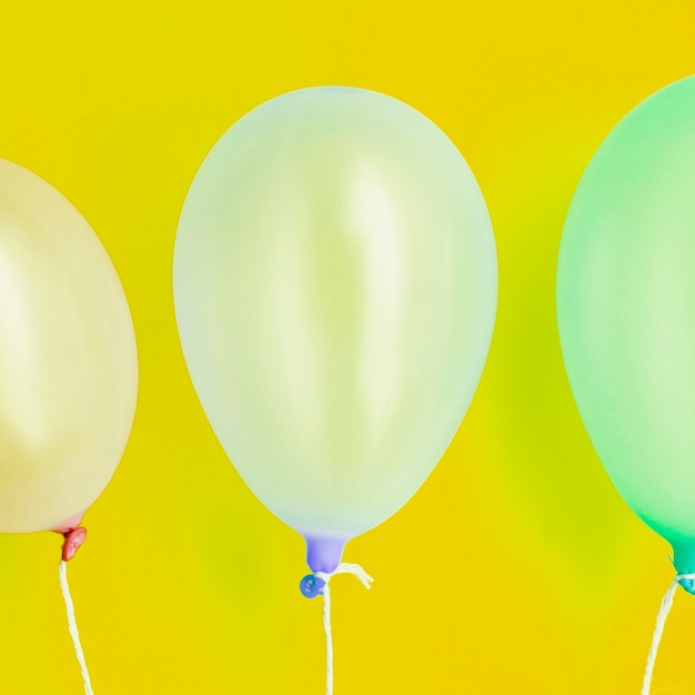 Free photo flat lay birthday party balloons close-up