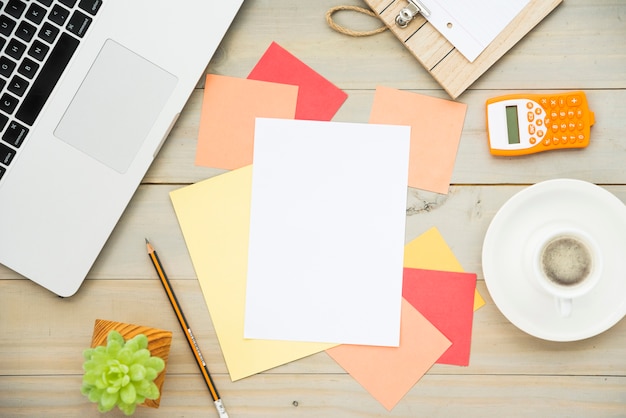 Free photo flat lay of desk with blank note