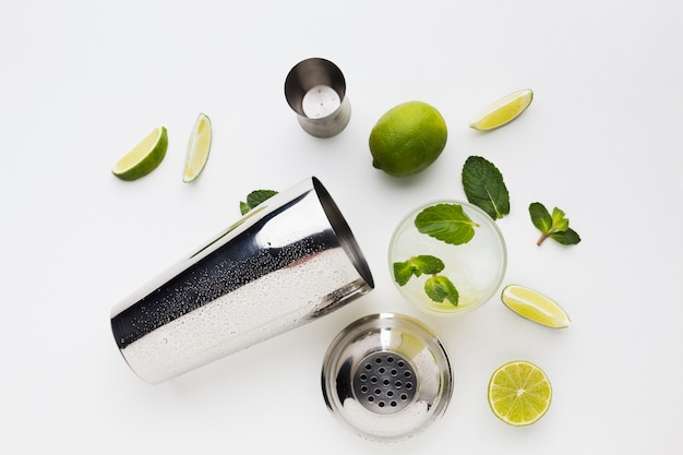 Free photo flay lay of cocktail essentials with lime and mint