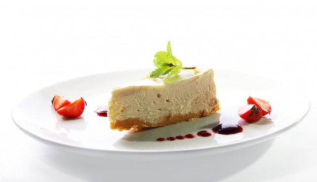 Free photo fresh cheesecake served with mint