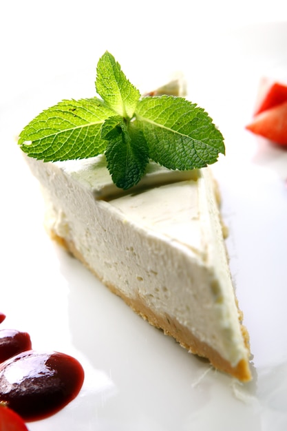 Free photo fresh cheesecake served with mint