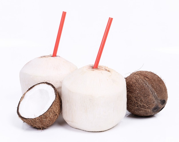 Free photo fresh coconuts and coconut cocktails