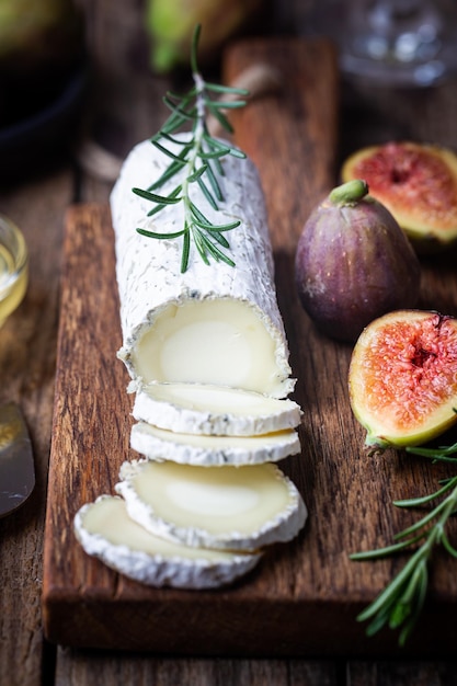 Free photo fresh goat brie cheese