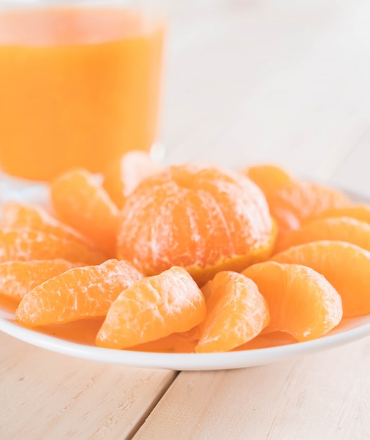 Foto gratuita arancio fresco con succo di frutta