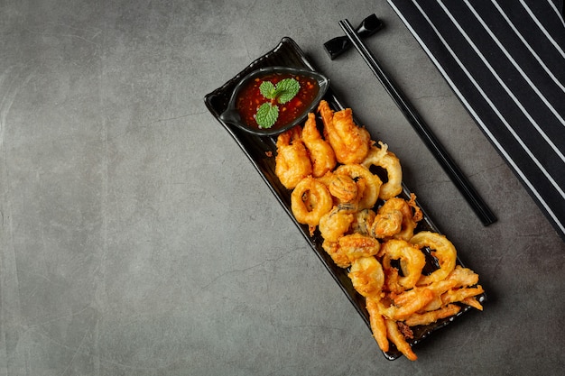 Free photo fried shrimp and squid with spicy sauce