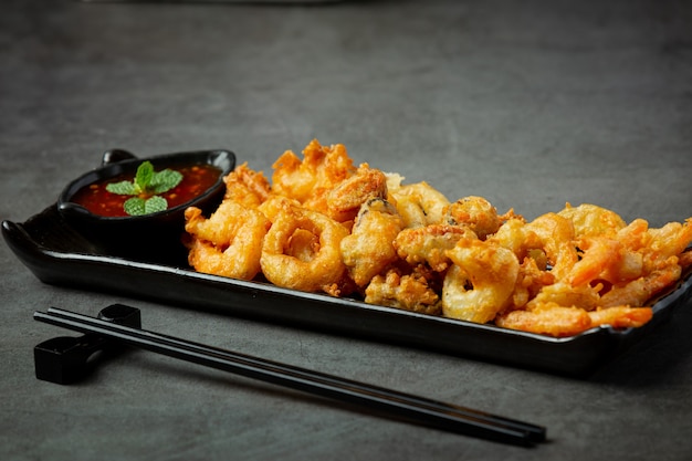 Free photo fried shrimp and squid with spicy sauce