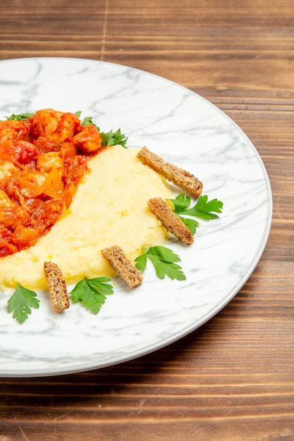 Foto gratuita vista frontale deliziose fette di carne con purè di patate e verdure sulla scrivania in legno farina di pane a base di carne piatto di patate