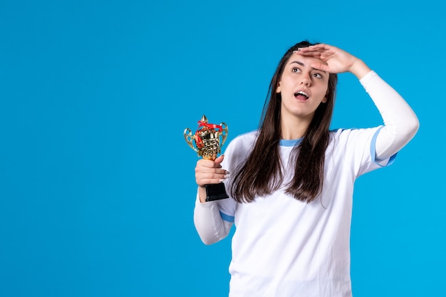 Foto gratuita giocatore femminile di vista frontale con il trofeo