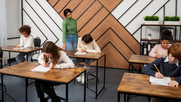 Foto gratuita bambino di vista frontale che tradisce a scuola