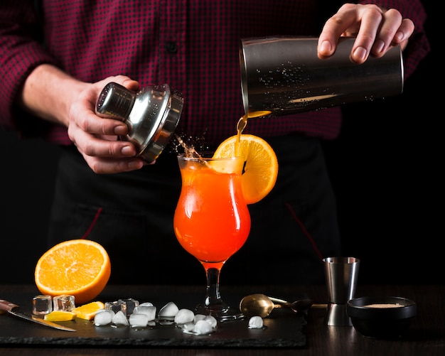 Free photo front view of man mixing cocktail