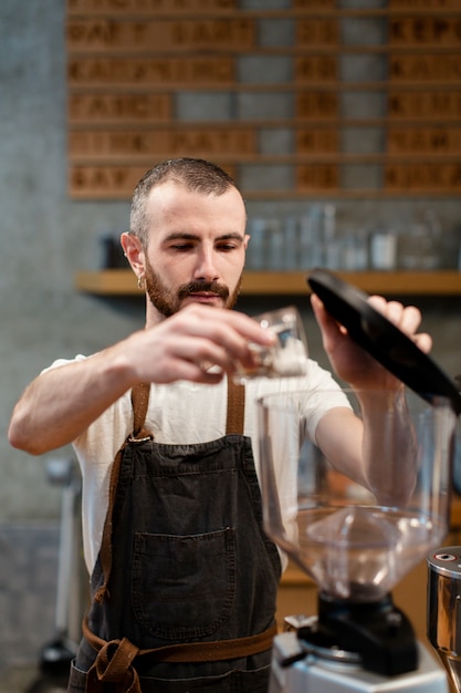 Free photo front view man working in coffee shop