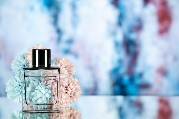 Free photo front view perfume bottle flowers on abstract background free space