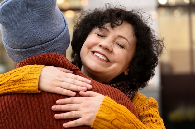 Free photo front view smiley woman hugging friend