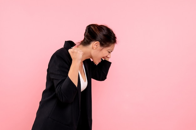 Foto gratuita vista frontale giovane donna graziosa in giacca scura su sfondo rosa