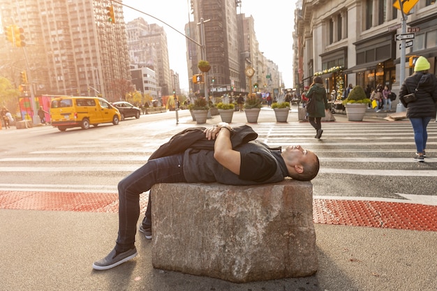 Foto gratuita uomo a tutto campo che dorme all'aperto