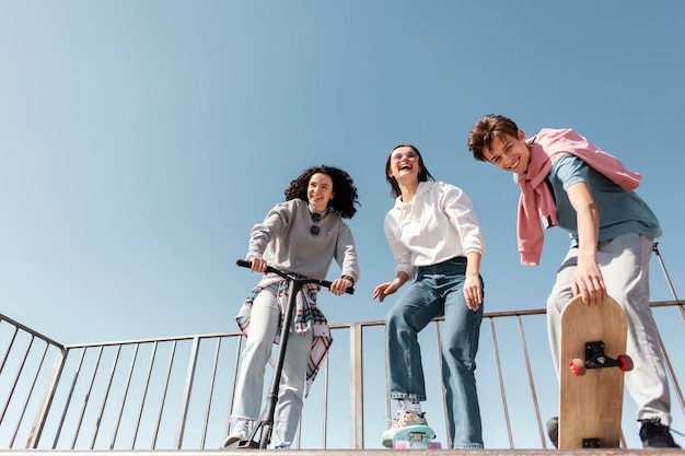 무료 사진 skatepark에서 풀 샷 사람들