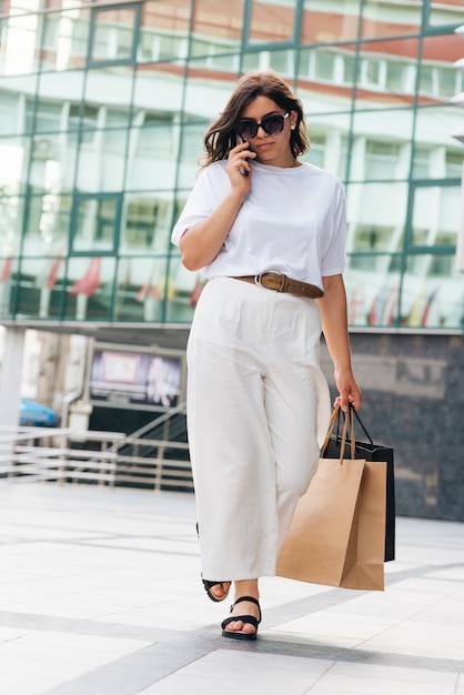 Free photo full shot woman talking on the phone