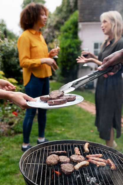 Foto gratuita donne a tutto campo che chiacchierano vicino al barbecue