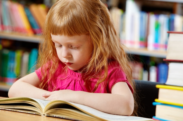 Free photo girl reading very concentrated