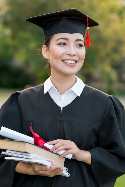 Free photo graduation concept with portrait of happy woman