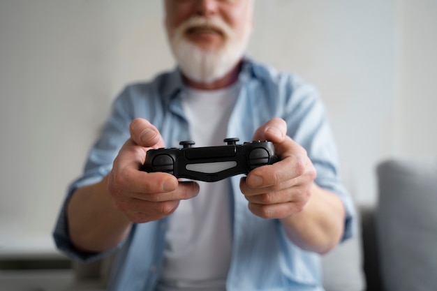 Foto gratuita i nonni imparano a usare la tecnologia