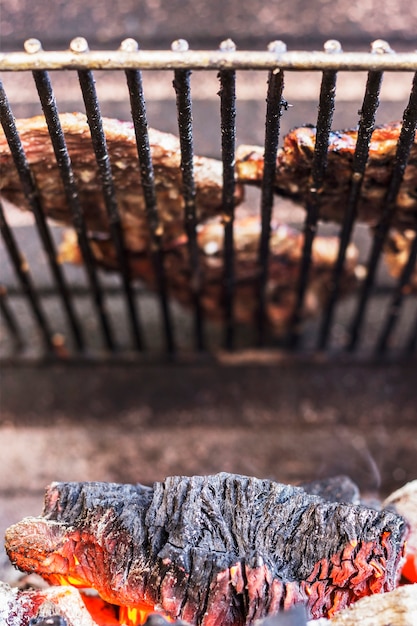 Foto gratuita manzo alla griglia sopra il carbone bruciato nel barbecue