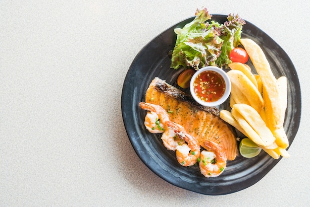 Foto gratuita salmone alla griglia e bistecca di gamberi