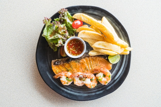 Foto gratuita salmone alla griglia e bistecca di gamberi