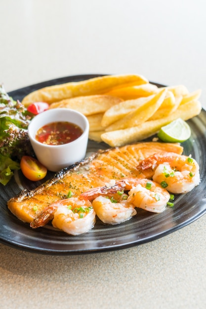 Free photo grilled salmon and prawn steak