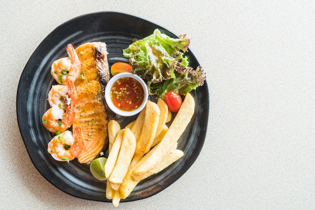 Foto gratuita bistecca di salmone e gamberi alla griglia