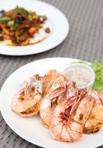 Free photo grilled shrimps with seafood sauce on white plate