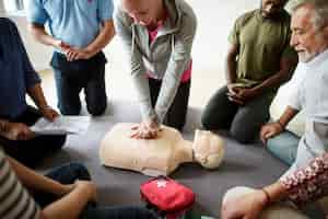 Foto gratuita gruppo di persone diverse in cpr training class