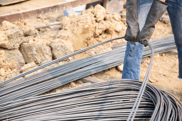 A group of steel rod tight by chain and lift up at construction site