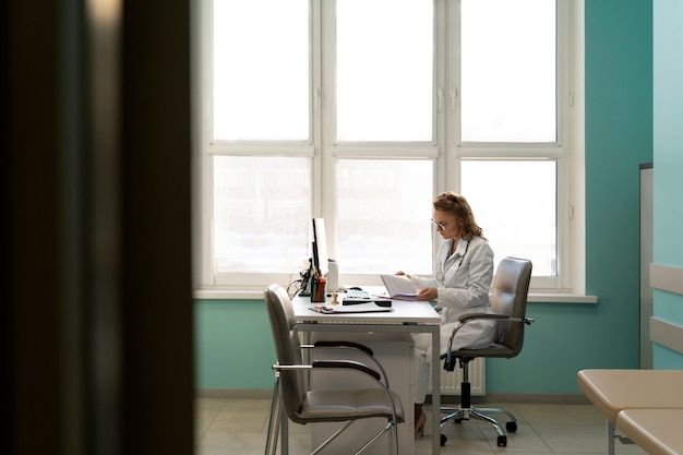 Free photo gynecologist getting ready for appointment