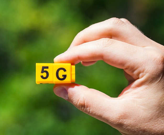 Free photo hand holding 5g snap cubes