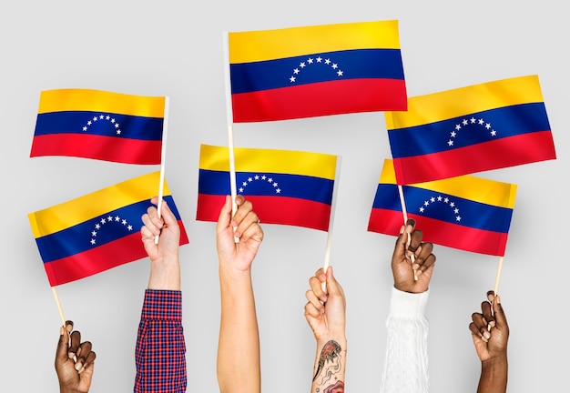 Foto gratuita mani sventolando bandiere del venezuela