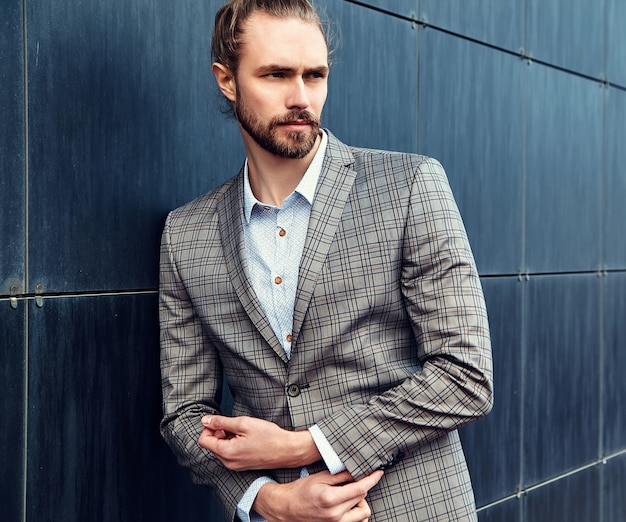 Free photo handsome man in gray checkered suit