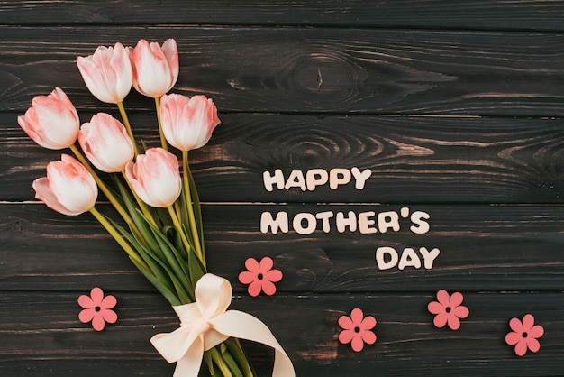 Free photo happy mothers day inscription with tulips bouquet