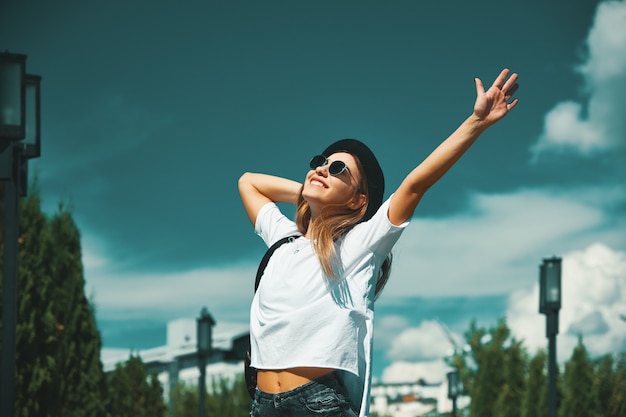 Free photo happy young woman enjoying vacation