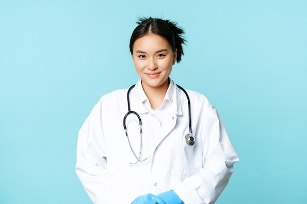 Foto gratuita sanità e concetto medico sorridente dottoressa asiatica in uniforme ospedaliera e stetoscopio...