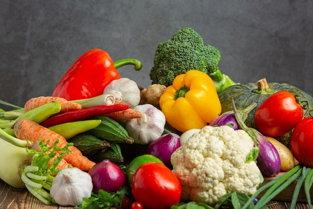 Free photo healthy vegetables on wooden table