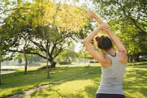 Foto gratuita la giovane donna asiatica sana del corridore riscalda il corpo che allunga prima dell'esercitazione e dello yoga