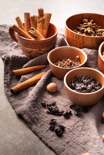 Free photo high angle arrangement with bowls and cinnamon sticks