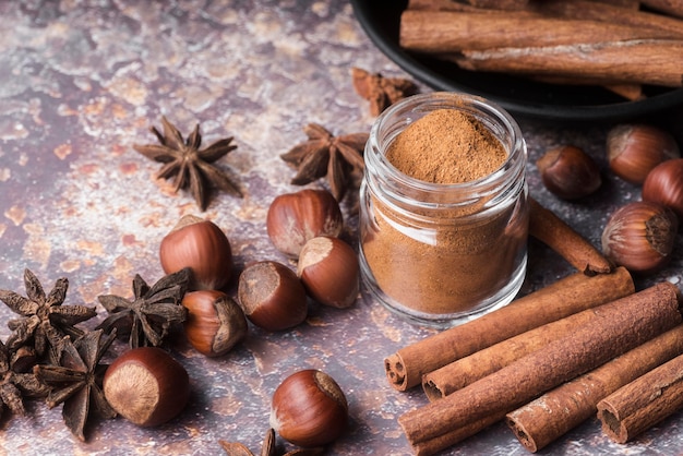 Foto gratuita bastoncini di cannella e nocciole ad alto angolo