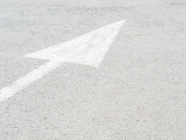 Free photo high angle of path arrow on asphalt