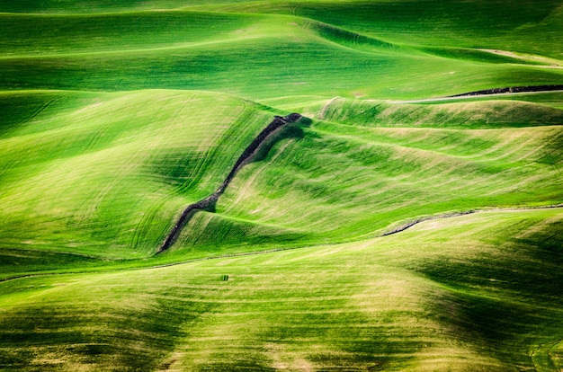 Free photo high angle shot of green hills at daytime in eastern washington