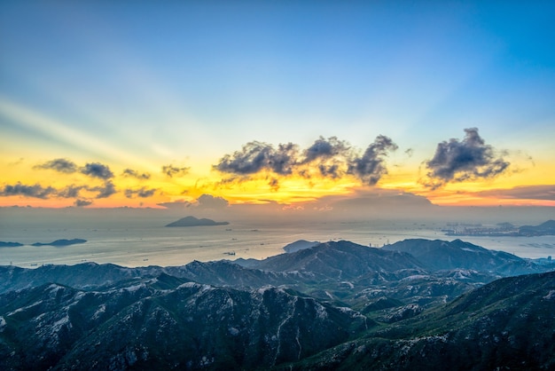 Free photo high angle shot of the mountains under the breathtaking lights in the cloudy sky