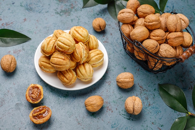 Foto gratuita biscotti russi fatti in casa con latte condensato bollito e noci.