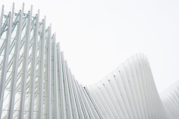 Free photo horizontal shot abstract buildings with white metallic ribs and glass windows